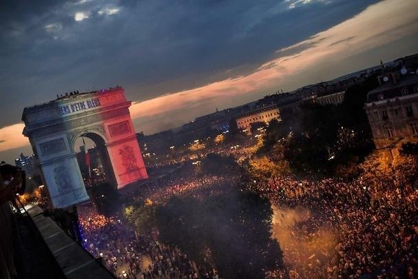 Quando a noite chegou, Paris ficou ainda mais linda: Torre Eiffel foi iluminada com as cores da bandeira francesa e Arco do Triunfo recebeu projeções com rostos dos campeões