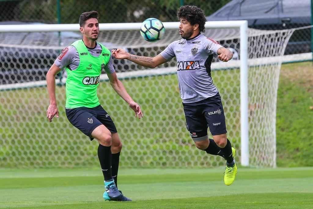 Fotos do treino de bola na cesta na Cidade do Galo