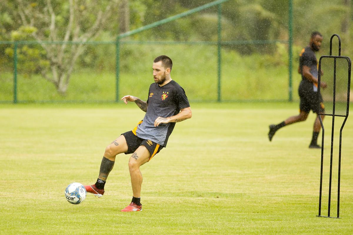 No primeiro trabalho, houve um treinamento tático, que exigia troca de passes e triangulações dos jogadores, com o elenco dividido em grupos de três atletas cada. Em seguida, os jogadores foram divididos em dois grupos no mesmo campo para o trabalho específico por setores de defesa e ataque. De um lado, os zagueiros, laterais e volantes participaram de um treino tático de posicionamento com o auxiliar Daniel Cerqueira. Do outro, os meias e atacantes fizeram um trabalho específico de passe e finalização sob o comando do técnico Daniel Paulista.