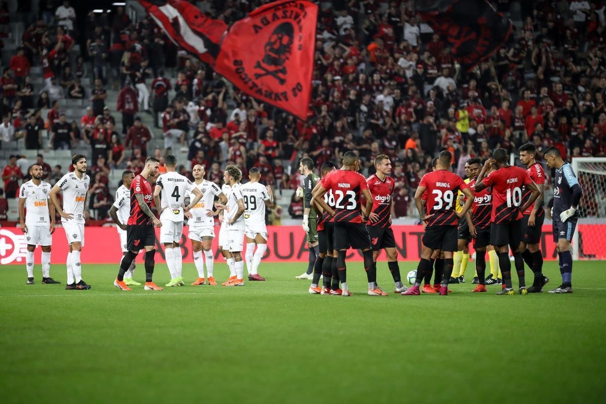Galo perdeu muitas chances e acabou tropeçando em Curitiba