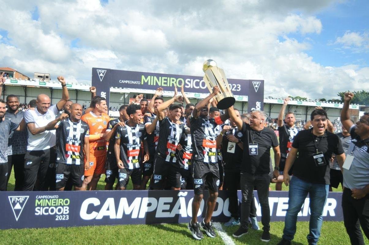 Festa do Athletic ao receber trofu de campeo mineiro do interior