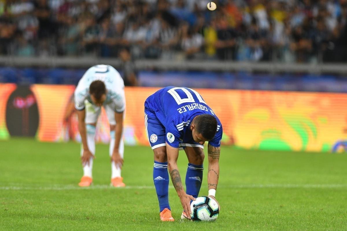 Fotos do empate por 1 a 1 entre Argentina e Paraguai, no Mineiro, pela Copa Amrica