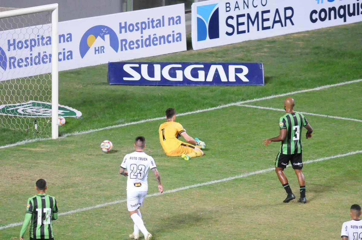 No fim do jogo, Savarino marcou o terceiro gol do Galo no clssico
