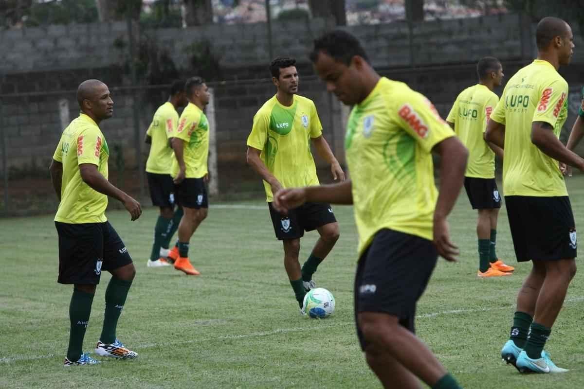 O elenco do Amrica se reapresentou para a temporada 2015 na tarde desta segunda-feira, no CT Lanna Drumond. Depois de reunio com integrantes do conselho de administrao, os jogadores foram para um campo secundrio, onde realizaram o primeiro trabalho com bola. O gramado principal passa por reformas.
