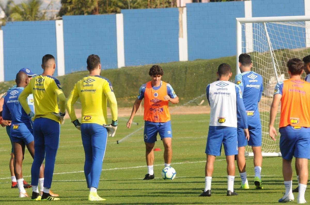 Cruzeiro fez nesta segunda-feira  tarde, na Toca da Raposa II, o ltimo treino em Belo Horizonte antes da partida contra o Internacional, quarta, no Beira-Rio, pela semifinal da Copa do Brasil. O tcnico Rogrio Ceni deve escalar Fbio; Edilson, Ded, Fabrcio Bruno (Leo) e Egdio (Dod); Henrique e Robinho; Marquinhos Gabriel; Thiago Neves e David; Pedro Rocha. Servindo  Seleo Colombiana, Orejuela est fora do jogo.