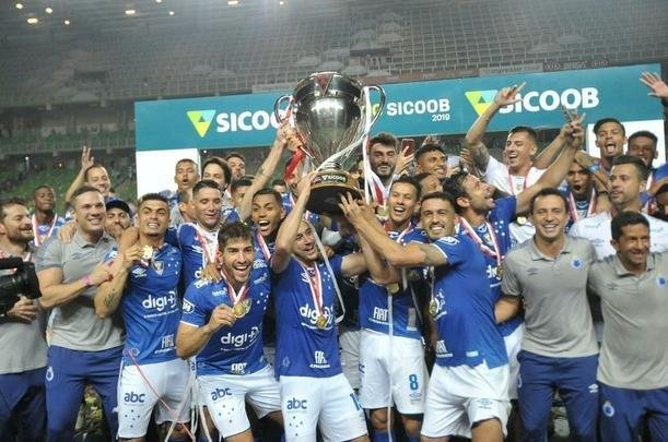 Entrega de medalhas e erguimento da taa: veja a festa do Cruzeiro com o bi do Mineiro