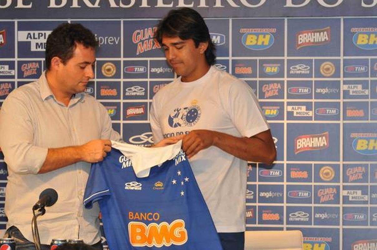 Imagens da apresentao do atacante Marcelo Moreno na Toca da Raposa II