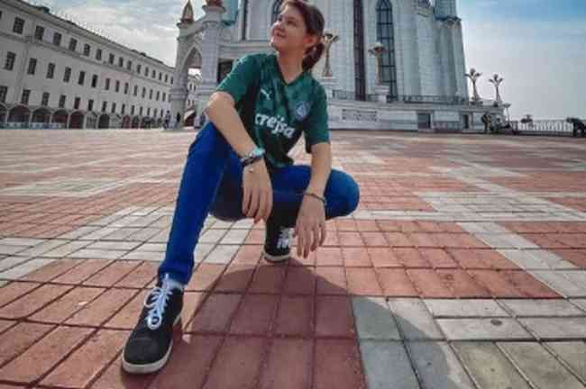 Julia viu a camisa e se encantou, achou as cores parecidas com a do seu time de hquei, o Salavat Yulaev Ufa