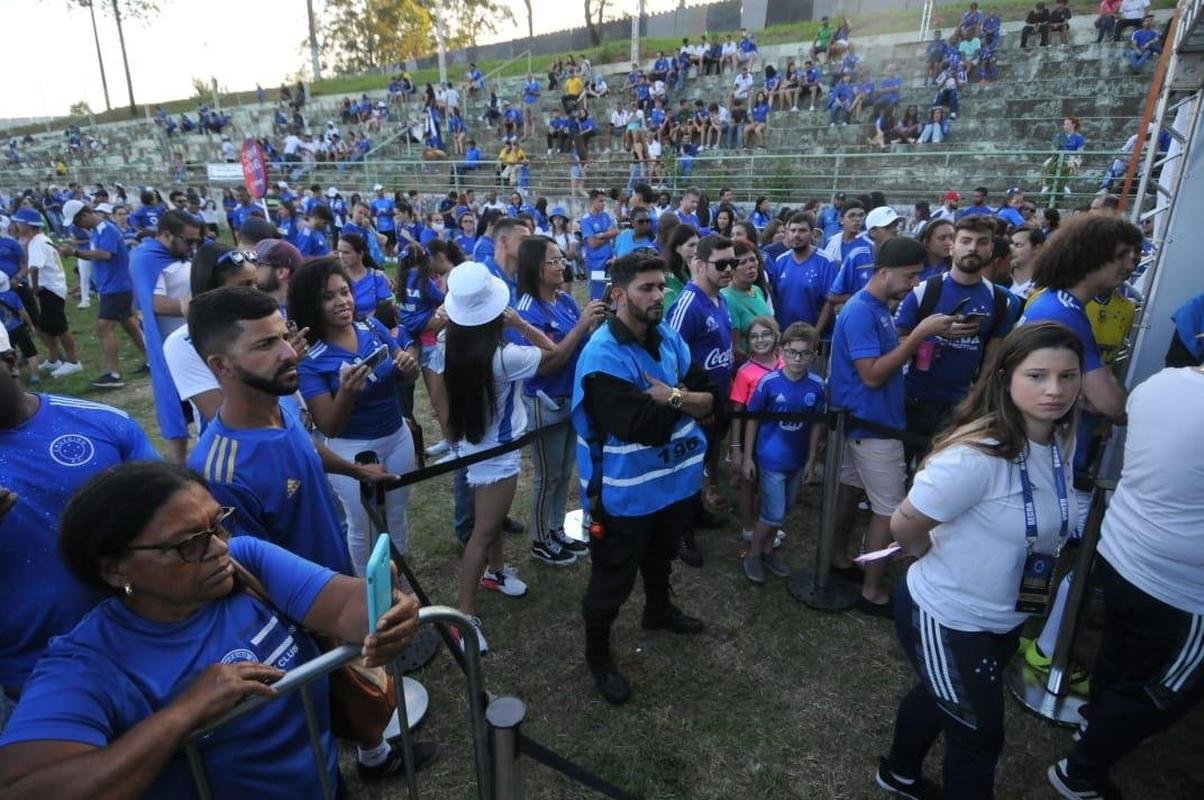 Caravana do Cruzeiro em Conselheiro Lafaiete, com a presena de Ronaldo Fenmeno. Milhares de torcedores cruzeirenses compareceram ao Parque de Exposies Tancredo Neves para prestigiar o evento oficial do clube