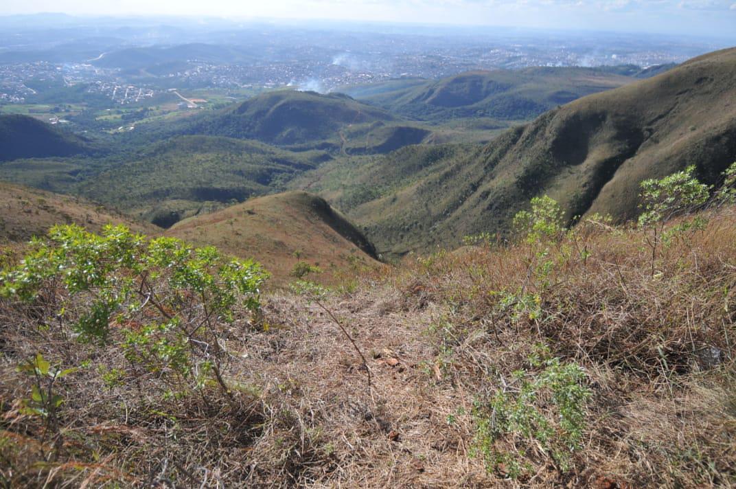 Foto do Mirante do Jatobá, em Brumadinho, local onde o volante Henrique, do Cruzeiro, sofreu acidente de carro na sexta-feira (26/6). Depois de deixar asfalto, passar sobre a vala e percorrer uma trilha, veículo do jogador, um Land Rover, caiu neste local. (Alexandre Guzanshe / EM DA PRESS)