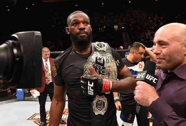 Jon Jones volta ao octógono do UFC e conquista cinturão interino