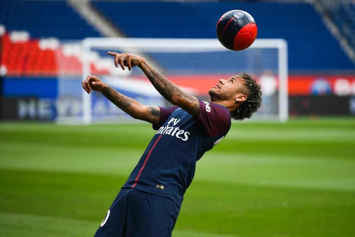 Imagens da apresentao de Neymar como grande reforo do Paris Saint-Germain 