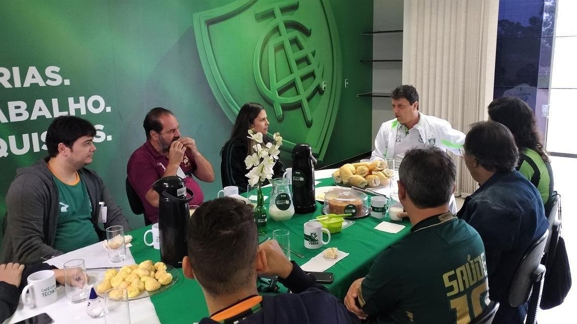 Adilson Batista recebeu grupo de torcedores do Amrica em caf da manh no CT Lanna Drumond