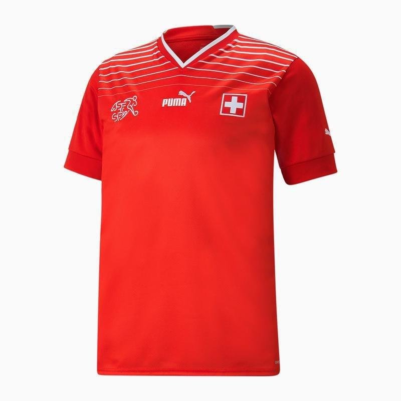 A camisa I da Sua para a Copa do Mundo  vermelha e foi produzida pela Puma