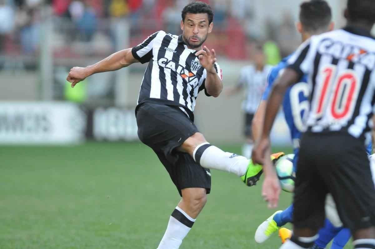 Ainda no primeiro tempo, o Atltico virou, com gols de Cazares, de falta, e Fred: 2 a 1