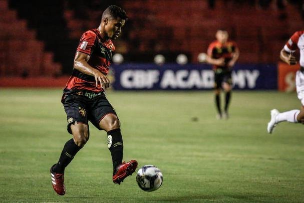 O Sport abriu o placar no primeiro tempo com Elton, escolhido pelo técnico Guto Ferreira como titular para a partida.