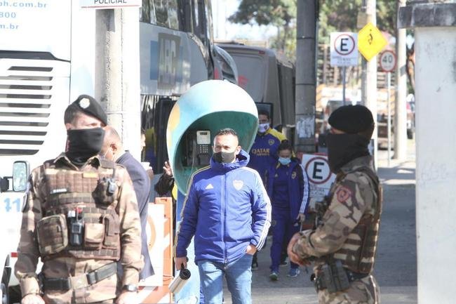 A delegao do Boca Juniors foi liberada da Central de Flagrantes 4  (CEFLAN 4) da Polcia Civil, no bairro Alpio de Melo, regio Noroeste de Belo Horizonte, por volta das 12h desta quarta-feira. Jogadores e membros da comisso tcnica da equipe argentina ficaram na delegacia por cerca de 12 horas para esclarecimentos sobre a confuso no Mineiro aps a eliminao diante do Atltico, nos pnaltis, pelas oitavas de final da Copa Libertadores da Amrica.