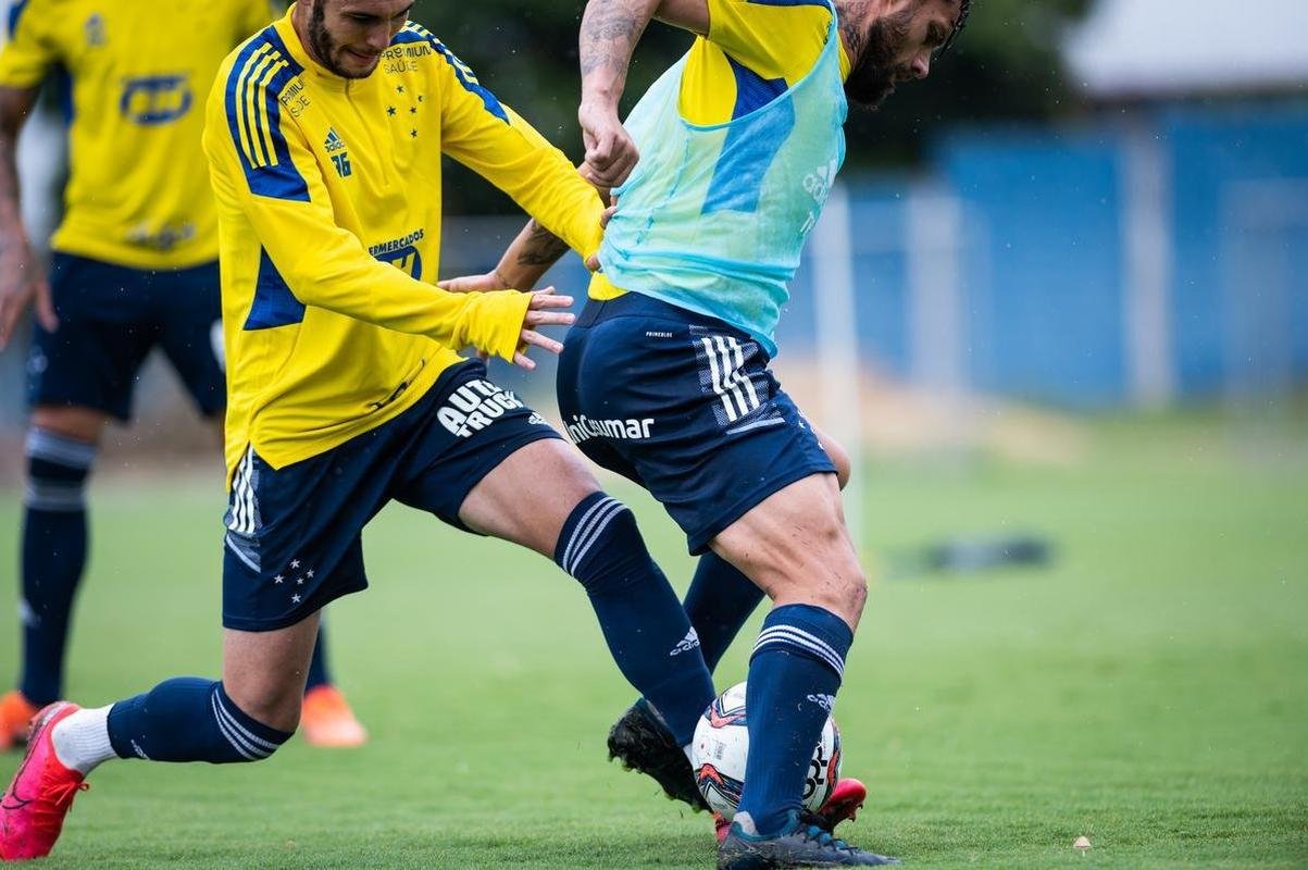 Jogadores do Cruzeiro treinaram na manh deste domingo na Toca da Raposa II