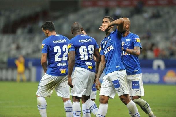 Em jogo com grande atuao do goleiro Fbio, Cruzeiro derrotou Santos de virada, por 2 a 1, com gols de Sass e Raniel; Gabriel Barbosa marcou para o Peixe, no Mineiro, pela 26 rodada do Brasileiro