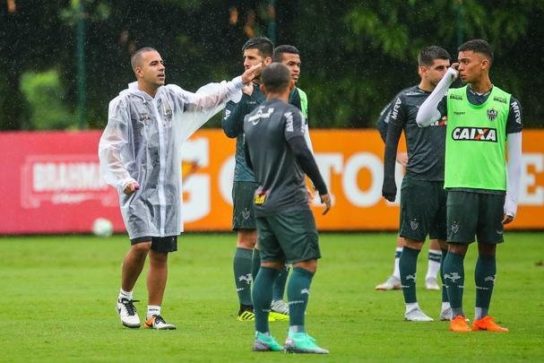 Atltico treinou sob chuva intensa na Cidade do Galo nesta quinta-feira  tarde