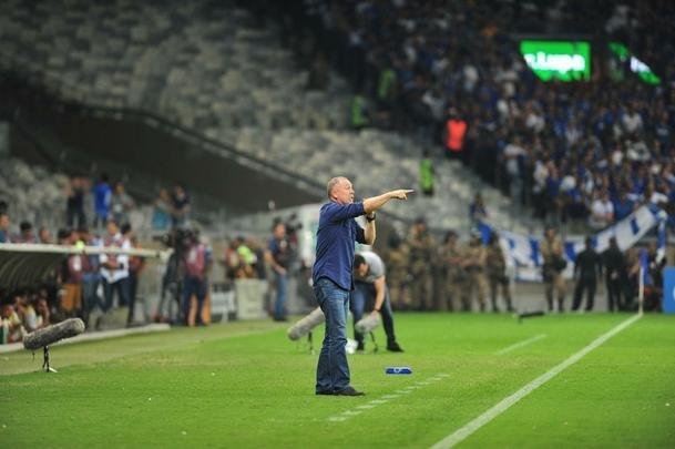 Cruzeiro conseguiu abrir vantagem de 1 a 0 no fim do primeiro tempo, com gol de cabea de Thiago Neves