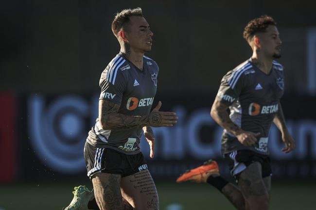 Nesta tera-feira (26), Cuca foi apresentado como treinador do Atltico - pela terceira vez na carreira. Primeiro, foi saudado pelo diretor de futebol Rodrigo Caetano e concedeu entrevista coletiva na sala de imprensa da Cidade do Galo. Depois, comandou o primeiro treino com o elenco no CT, j pensando no confronto contra o Internacional, pelo Campeonato Brasileiro.
