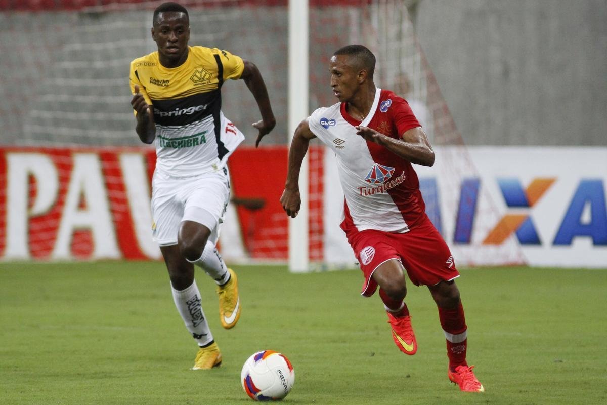 A Umbro, em 2015, ainda apresentou uma camisa especial para o Nutico dividindo o padro em vermelho e branco
