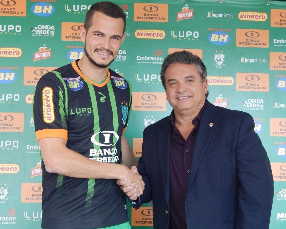 Bruno Teles (lateral-esquerdo) - contratado em junho de 2016, fez somente oito partidas no Campeonato Brasileiro. Com atuaes ruins, acabou liberado para acertar com o Rio Ave, de Portugal, clube que defende at hoje.