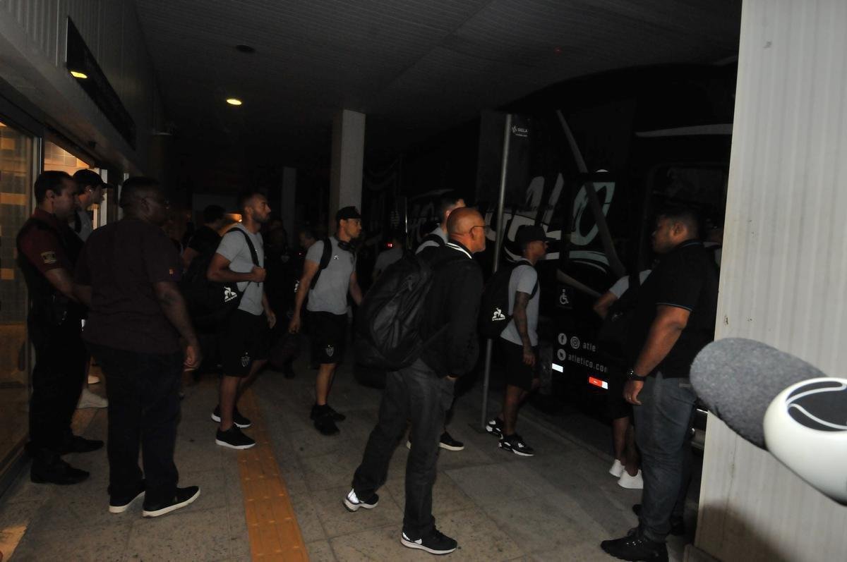 Jogadores do Atltico desembarcaram nesta quinta-feira, em Confins, na Grande Belo Horizonte, aps eliminao vexatria para Afogados-PE na Copa do Brasil. Demitidos, tcnico Rafael Dudamel, diretor de futebol Rui Costa e gerente de futebol Marques estavam junto com a delegao, mas no concederam entrevista.