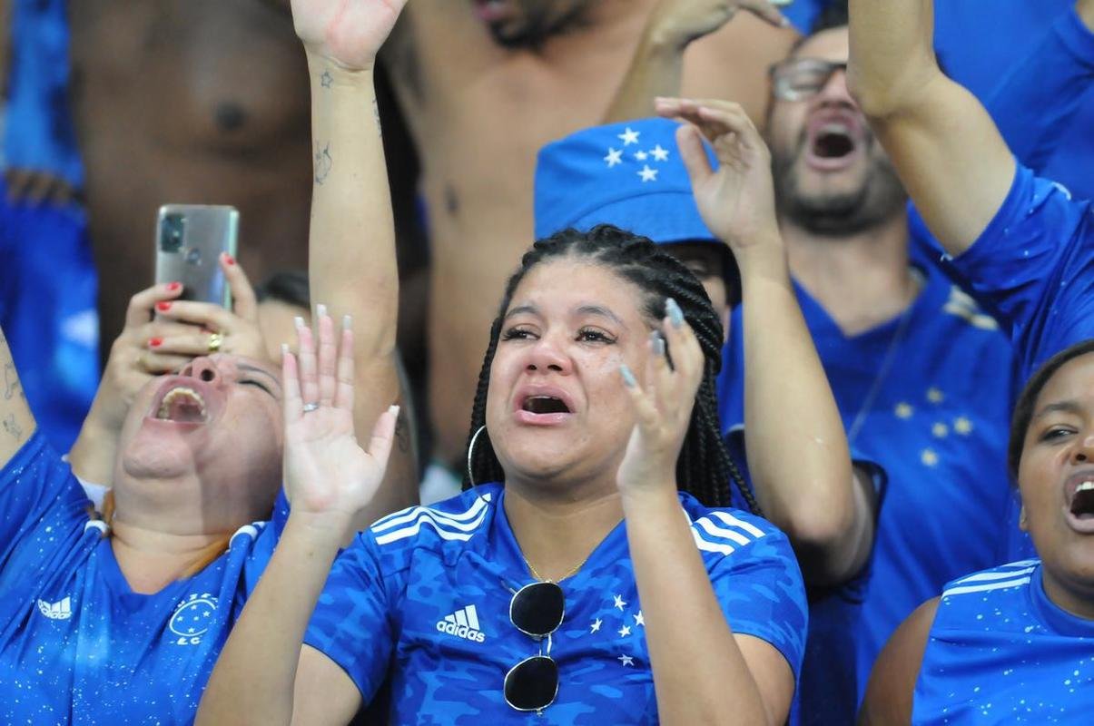 Fotos da grande festa da torcida e do time do Cruzeiro aps a vitria sobre o Operrio, por 1 a 0, que aproximou o time celeste do acesso  Srie A