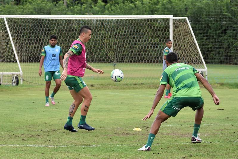 Neste domingo (15), o Amrica treinou no CT do Cuiab, em Mato Grosso, visando o confronto de volta das quartas de final da Copa do Brasil, contra o Internacional. Na primeira partida, em Porto Alegre, o Coelho venceu por 1 a 0. Agora, a equipe mineira joga por um empate, no Independncia, para avanar s semifinais da competio pela primeira vez em sua histria.