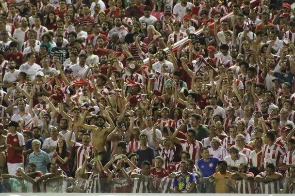 Impulsionado pela vitória fora de casa diante do Ferroviário, contra o Treze, na 13ª rodada da Série C, o Timbu sofreu, mas venceu por 1 a 0 a equipe paraibana. O jogo foi palco de quase 10 mil torcedores