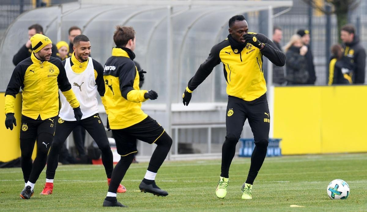 Com sonho de ingressar no futebol profissional, Usain Bolt participa de treino com jogadores do Borussia Dortmund