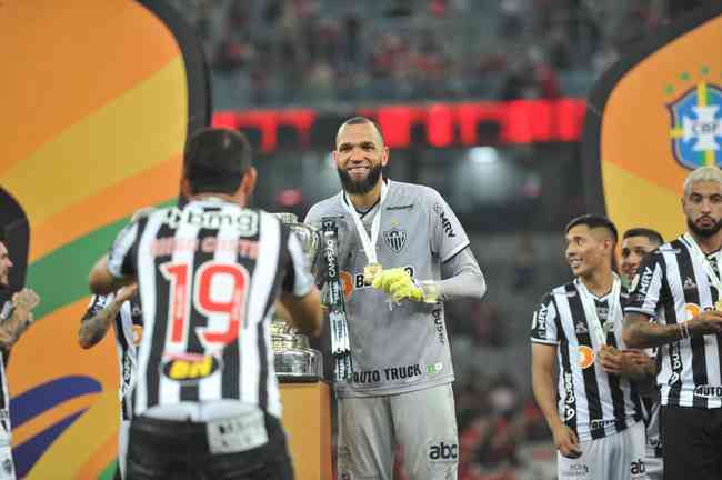 Atlético ergue a taça e festeja bi da Copa do Brasil