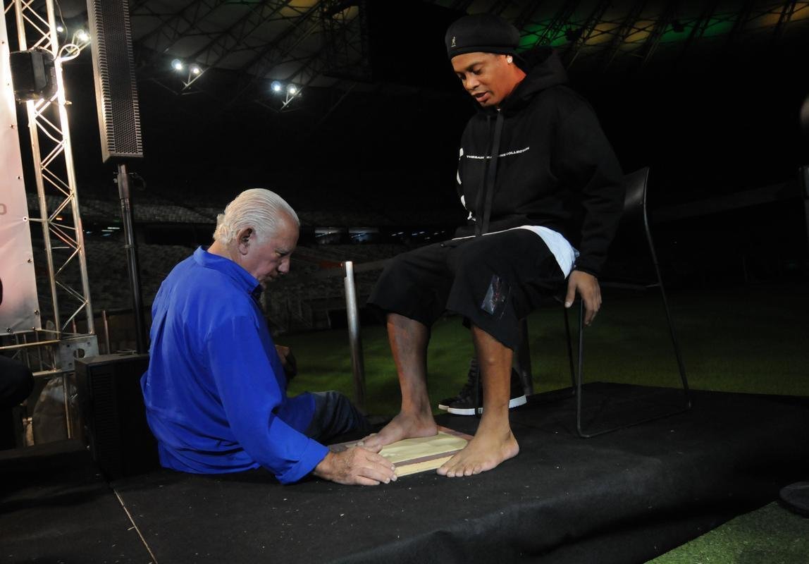 Ronaldinho Gacho lanou nesta tera-feira, no Mineiro, a exposio 'Fragmentos de um gacho', do artista Camaleo; astro ainda entrou para a Calada da Fama do estdio, em Belo Horizonte.