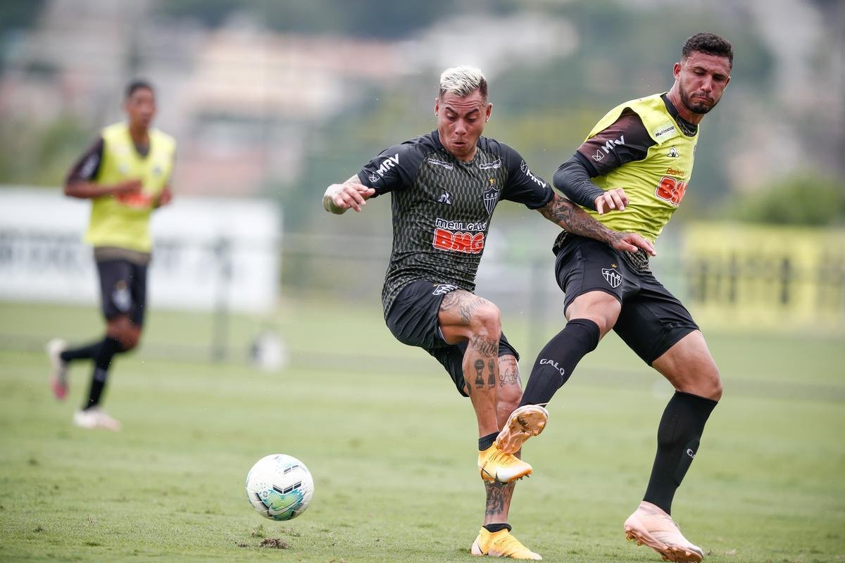 Imagens do primeiro treino de Eduardo Vargas pelo Atltico
