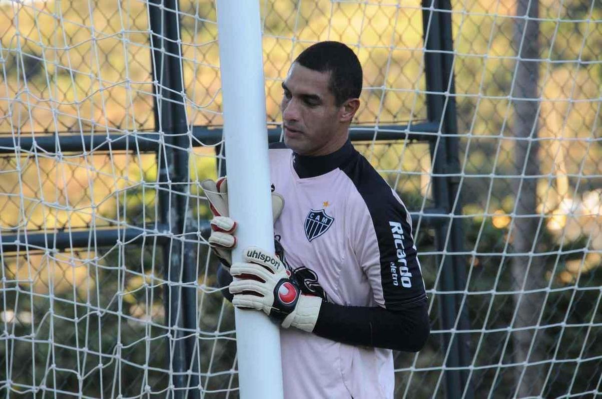 Fbio Costa - 2010: foi o goleiro de confiana de Vanderlei Luxemburgo na meta alvinegra em 2010. Demonstrou irregularidade em suas atuaes no perodo em que ficou na Cidade do Galo. Disputou 20 jogos com a camisa alvinegra e sofreu 28 gols.