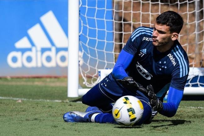 Fotos do treino do Cruzeiro neste domingo, na Toca da Raposa II. As novidades foram as presenas do atacante Rafa Silva, recuperado de incmodo no p direito, e dos recm-contratados Luis Felipe (zagueiro, ex-PSV da Holanda) e Bruno Rodrigues (atacante, ex-Famalico de Portugal)