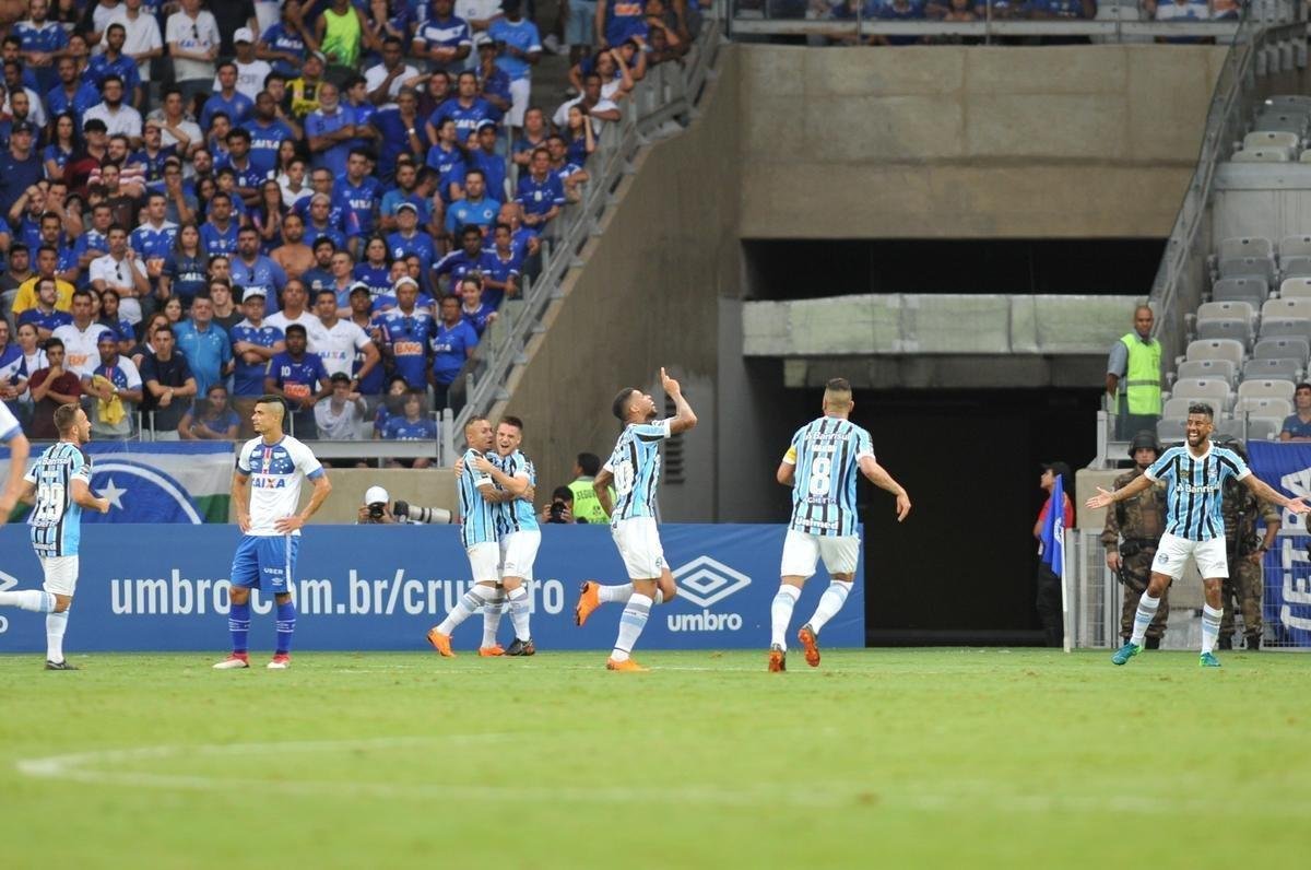 Cruzeiro estreou novo uniforme neste sbado, contra o Grmio