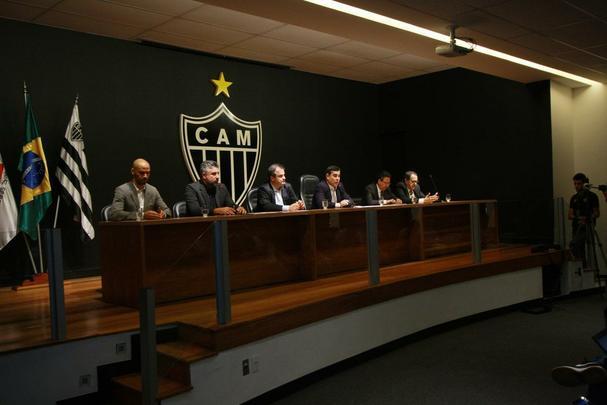 Veja imagens da entrevista coletiva de Srgio Sette Cmara