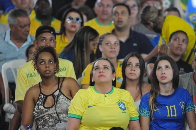No Mercado Central, em BH, torcedores assistem ao jogo do Brasil contra a Sua pelo Grupo G da Copa do Mundo, no Catar