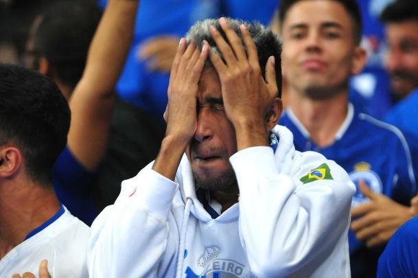 Torcedores do Cruzeiro lotam as arquibancadas do Mineiro para acompanhar a partida vlida pelas quartas de final da Copa do Brasil
