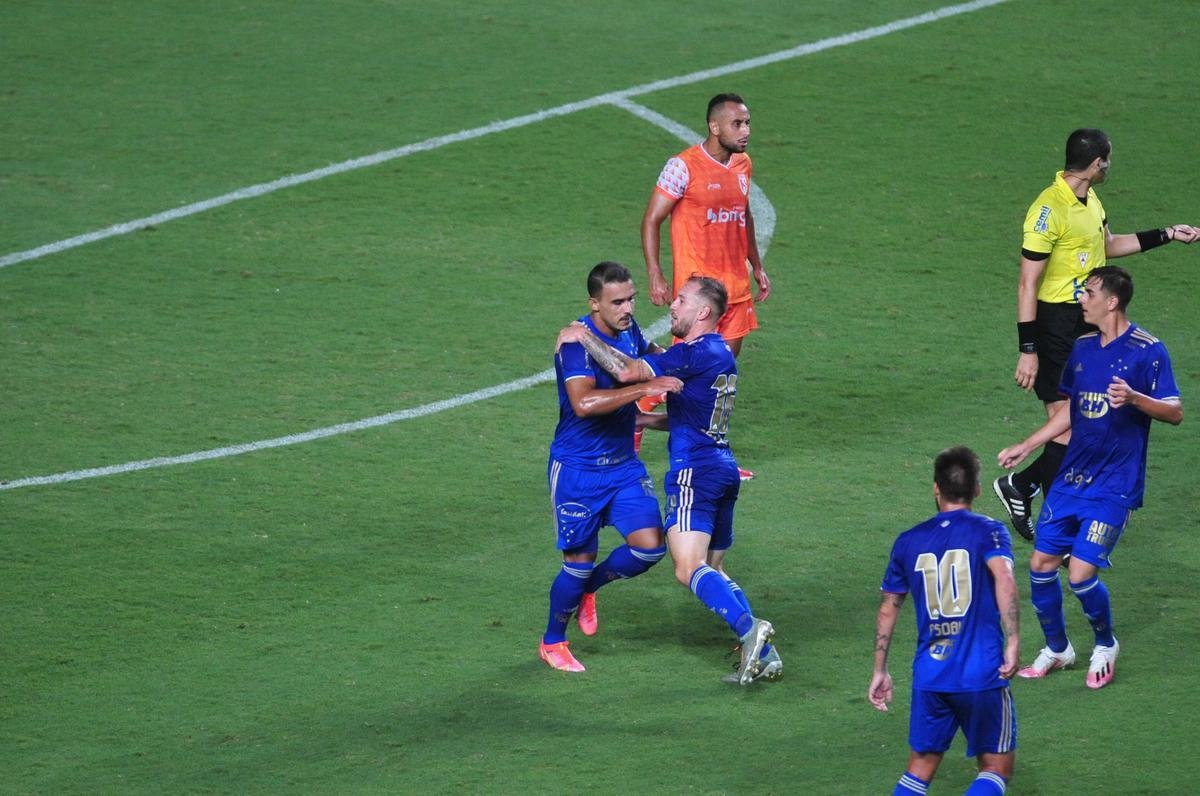 Fotos de Coimbra x Cruzeiro, no Independncia, pela 8 rodada do Mineiro. William Pottker e Felipe Augusto fizeram os gols da vitria celeste por 2 a 0.