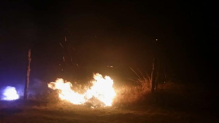 Torcida do Cruzeiro promove rua de fogo na saída da delegação da Toca da Raposa II, rumo ao aeroporto de Confins, antes da viagem para Porto Alegre. Time enfrenta o Internacional na quarta-feira, no Beira-Rio, pela semifinal da Copa do Brasil
