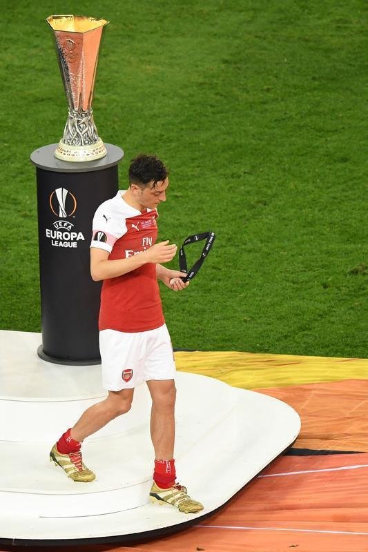 Com direito a um show de Hazard no segundo tempo, quando o craque belga marcou dois gols e ainda deu assistncia para Pedro balanar as redes, o Chelsea goleou o Arsenal por 4 a 1, nesta quarta-feira, no estdio Olmpico de Baku, no Azerbaijo, e conquistou o seu segundo ttulo da Liga Europa