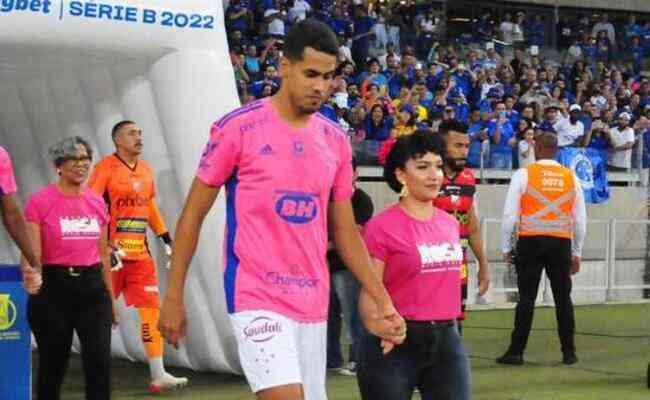 Lucas Oliveira foi o nico jogador do Cruzeiro presente na seleo da 33 rodada da Srie B