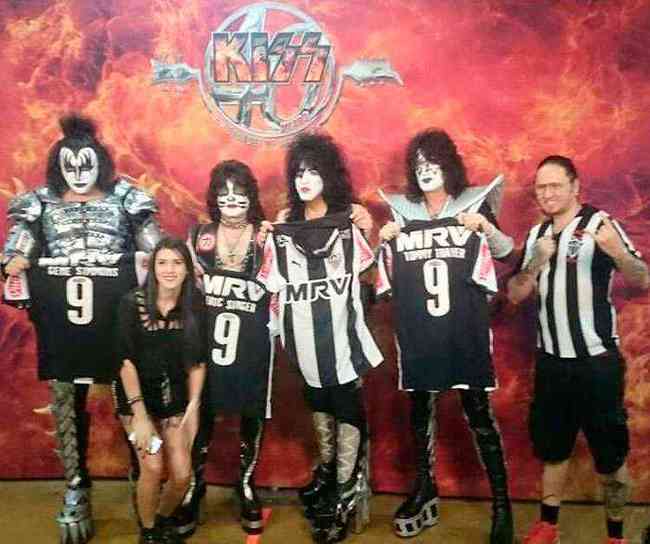 Kiss posou com camisas do Atltico antes do show de 2015, no Mineirinho