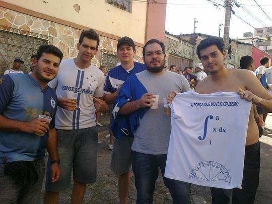 Torcedores do Cruzeiro na chegada ao Independncia (Rua Ismnia Tunes, no Horto)