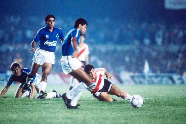 Charles se destacou pelo Cruzeiro na final da Supercopa de 1991, diante do River Plate, e chamou a atenção de Diego Armando Maradona
