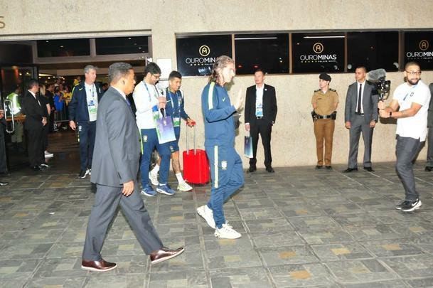 Jogadores da Seleo Brasileira deixaram o hotel rumo ao Mineiro e receberam apoio caloroso da torcida mineira para encarar a Argentina pela semifinal da Copa Amrica